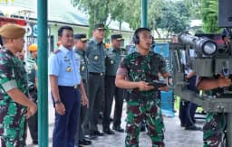 Pangkohanudnas Marsdya Andyawan Martono meninjau cara kerja TDAS. (Foto: Dok. Puspen TNI)